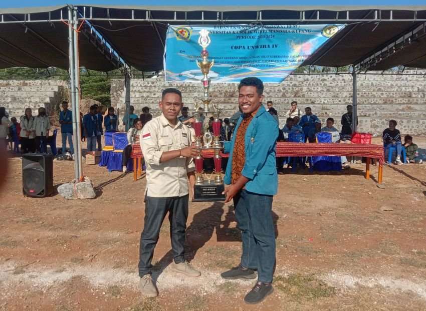 Ketua BEM Fakultas Hukum Serahkan Piala Kejuaraan Copa III Kepada Ketua BEM Unwira