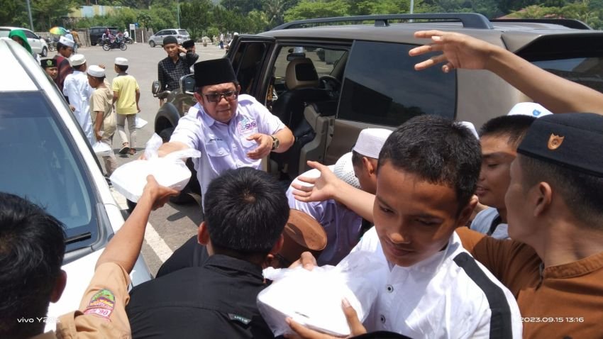 SMSI Madina Berbagi Nasi Kotak Usai Jum'atan