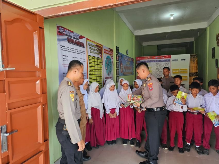 Polres Labuhanbatu Peduli Pendidikan, Berbagi Buku Ke Pelajar
