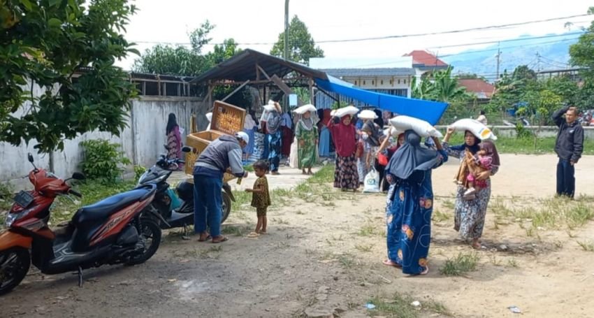 Warga Rela Antre Berpanas-panasan Demi Beras Bantuan 10 Kg