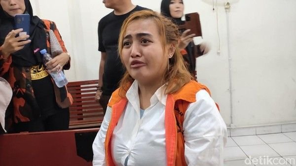 Makan Babi Sambil Membaca Bismillah, Lina Mukherjee Divonis 2 Tahun