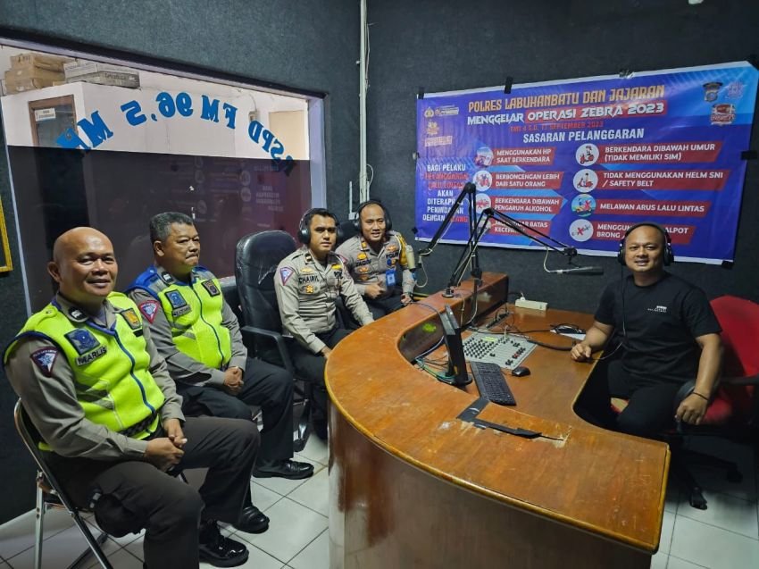 AKP Ainul Yaqin Sosialisasikan Tertib Berlalulintas Melalui Saluran Radio