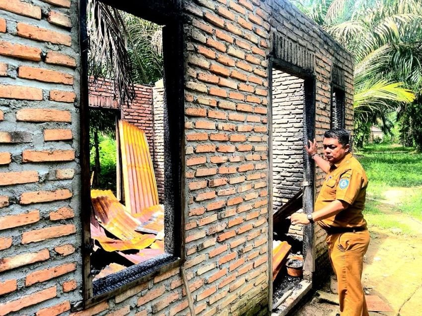 Kadisdik Labuhanbatu Salurkan Bantuan Siswa Korban Kebakaran