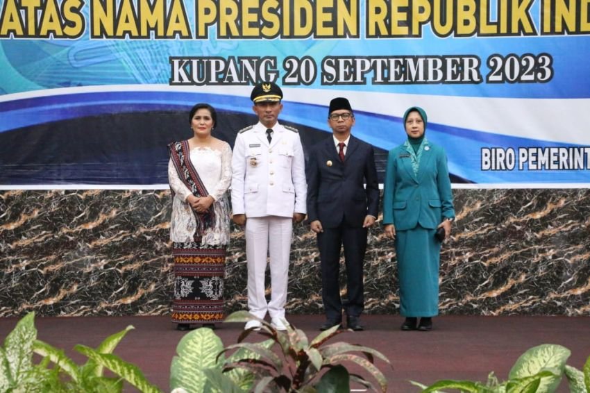 Pj Gubernur Ayodhia Kalake Lantik Adrianus F. Parera Jadi Penjabat Bupati Sikka