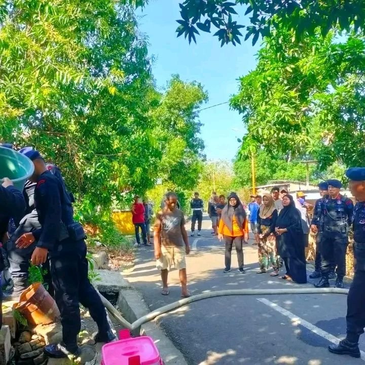 Brimob Polda Jatim Dropping Air Bersih Gratis di Pamekasan
