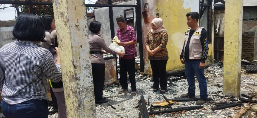 Polwan Polres Labuhanbatu Bagikan Sembako untuk Korban Kebakaran