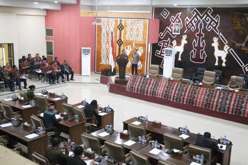 Pj Gubernur Hadiri Rapat Paripurna DPRD, Sampaikan Tanggapan atas Pandangan Umum Fraksi DPRD NTT