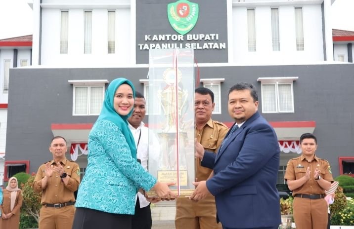 Bupati Tapsel Serahkan Penghargaan Pada Kades dan PKK Desa