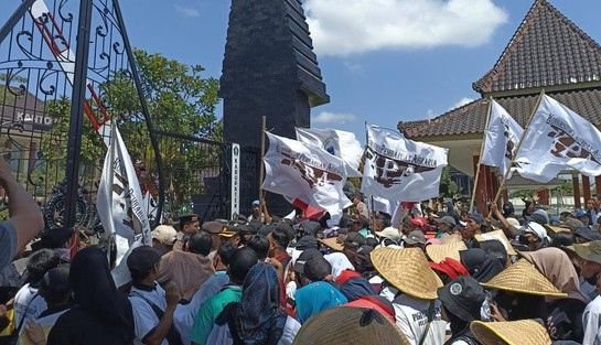 Tuntut Penyelesaian Konflik Agraria, Ratusan Petani Geruduk Kantor Bupati Blitar