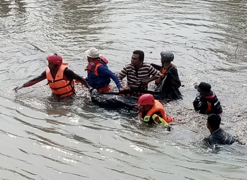2 Korban Hanyut Sungai Batang Ayumi Ditemukan Meninggal dunia
