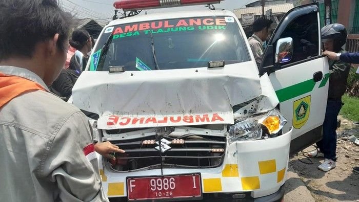 Pria ODGJ Ngamuk, Bawa Kabur Ambulans hingga Tabrak Tronton