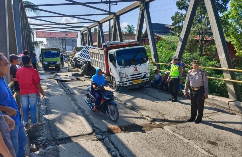 Jembatan Titi Besi Sei Tenang Batang Serangan Makan Korban, Truk Bermuatan Galian C Nyaris Terjun Sungai