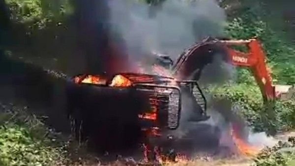Warga Bakar 3 Alat Berat Tambang Emas Ilegal di Jambi