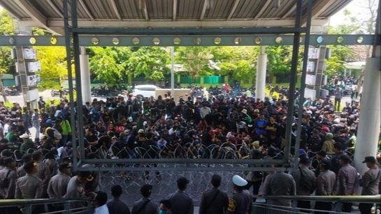 Minta Yahya Diganti, Ratusan Bonek Demo di Kantor Persebaya