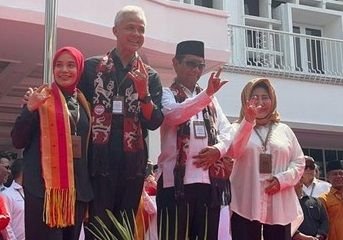 Salam Metal Ganjar-Mahfud Saat Foto Bareng Istri Usai Daftar di KPU