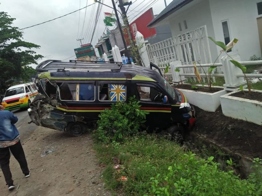 Diduga Asal Berhenti Cari Sewa, Mobil angkot Dirgantara di Sergai Dihantam Truk Fuso, 2 Penumpang Terluka