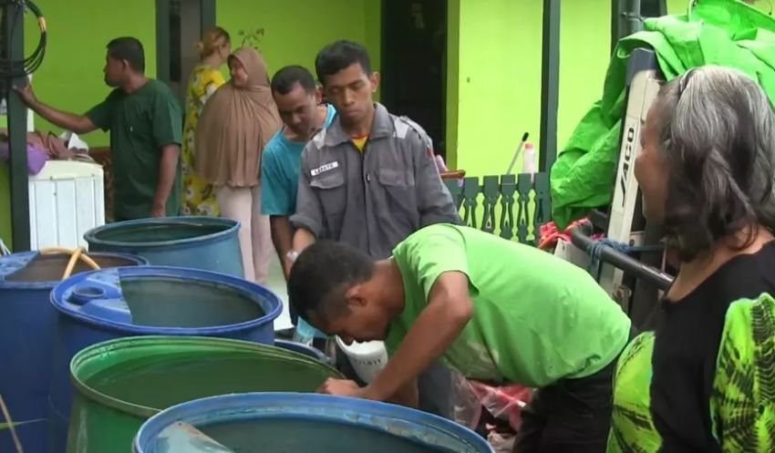 Dilanda Kekeringan, Warga Serbu Pembagian Air Bersih Gratis di Kota Balikpapan
