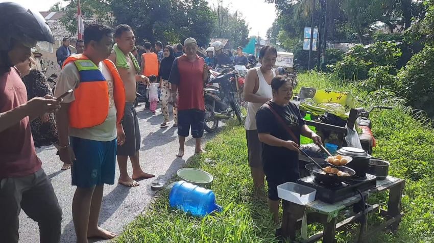 Pedagang di Binjai Bagikan Gorengan Gratis Kepada Warga Terdampak Banjir