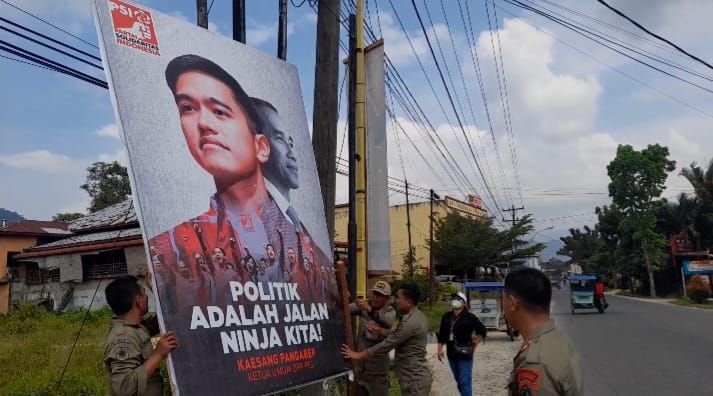 Baleho Kaesang Dicopot Bawaslu Tapteng