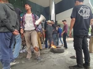 Massa Bakar Ban dan Lempari Telur Busuk Saat Demo di Balai Kota Tangsel