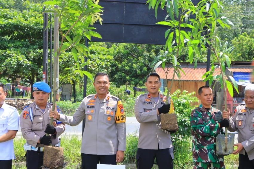 Kapolres Labuhanbatu AKBP James Pimpin Penanaman 10 Juta Pohon