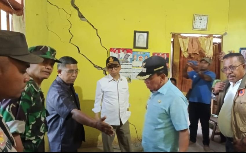 Pj Gubernur NTT Ayodhia Kalake Tinjau Lokasi Kerusakan Dampak Gempa M 6,6
