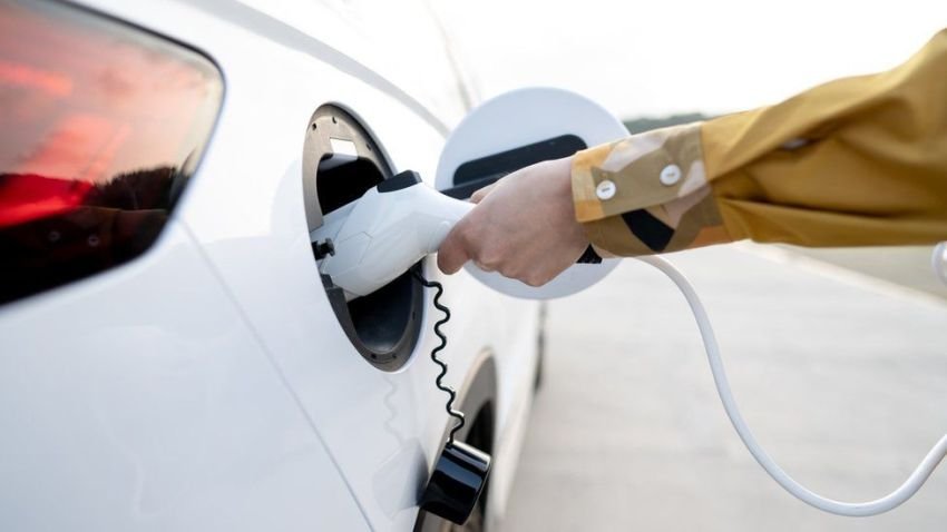 Penjualan Mobil Listrik Melemah, Toyota Pun Tersenyum