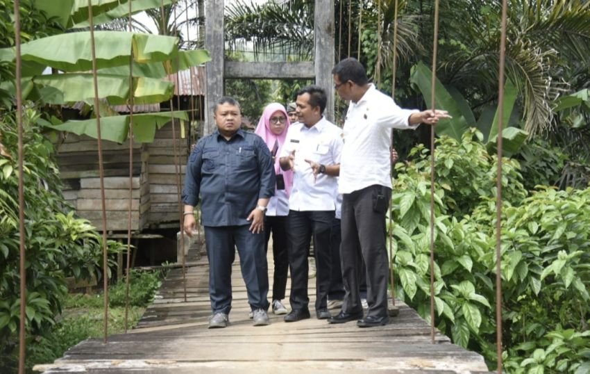 Bupati Tapsel Tinjau Beberapa Jalan Penghubung