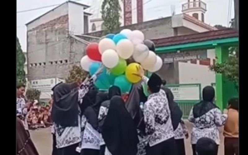Tersulut Api Balon Gas Yang Hendak Diterbangkan, Sejumlah Guru Ini Viral