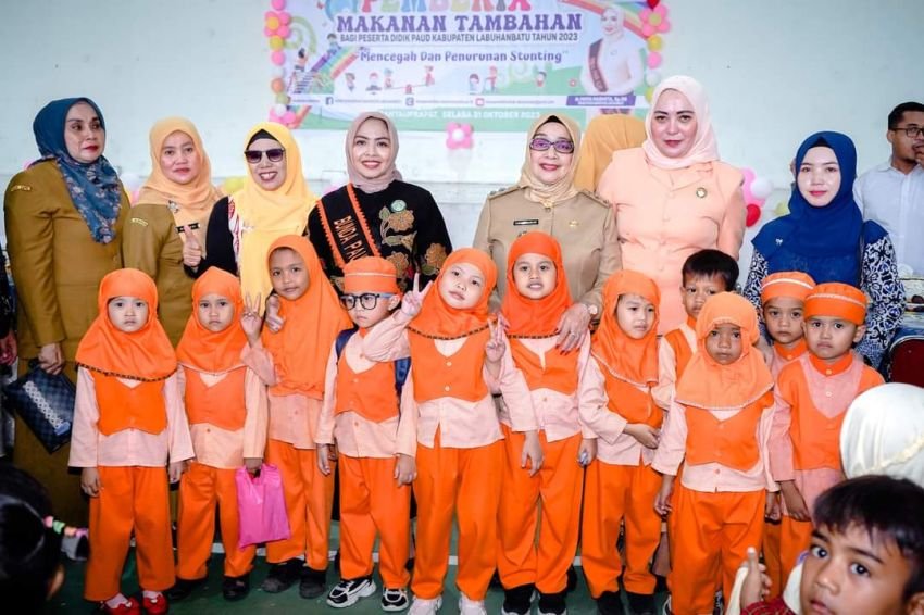 Cegah Stunting, Wabup dan Bunda PAUD Labuhanbatu Berikan Makanan Tambahan kepada Ribuan murid
