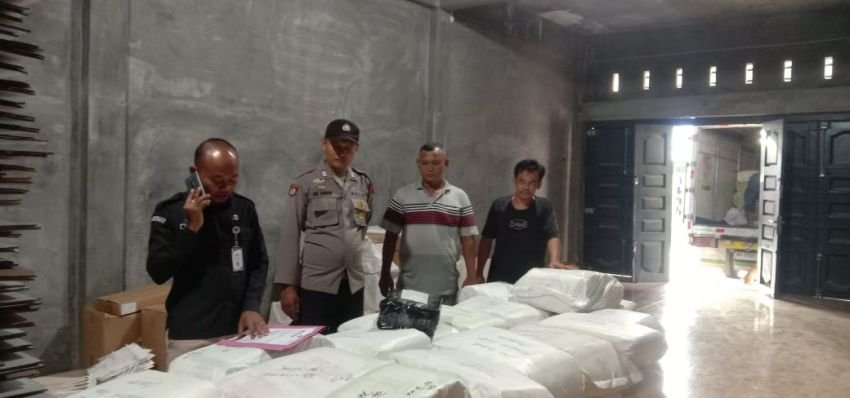 Polres Labuhanbatu Kawal Pendistribusian Logistik Pemilu 2024 di Labura