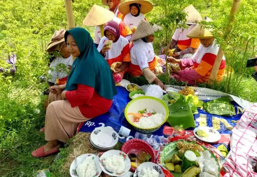 Harap Cabai Tetap Mahal, Petani di Probolinggo Tumpengan