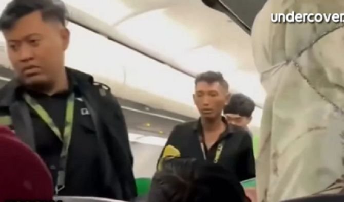 Viral Penumpang Citilink Batam-Surabaya Merokok di Pesawat, Diamankan Petugas