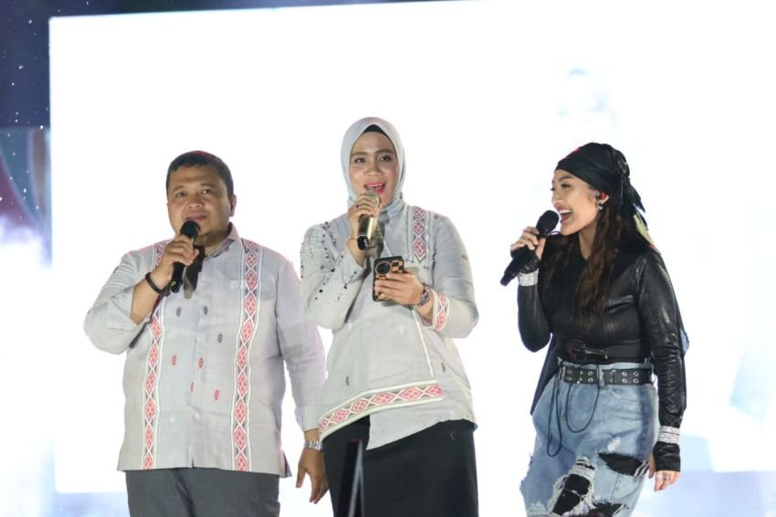 Malam Penutupan Pameran Pembangunan HUT Ke-73 Tapsel Meriah, Bupati Dolly-Sibad Nyanyi Lagu Mirasantika