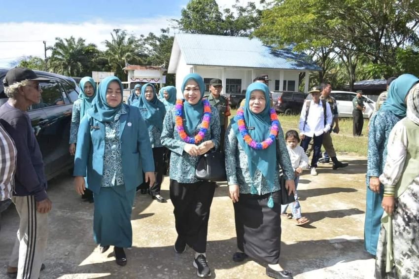Eli Mahrani Hadiri Pelantikan Ketua TP PKK Desa di Muara Batang Gadis