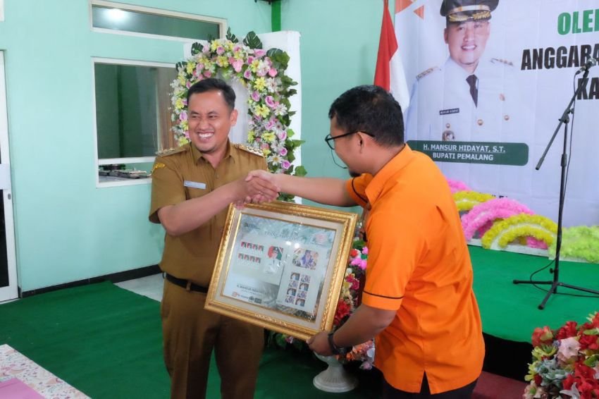 Perangko Prisma Bupati Pemalang Diterbitkan Untuk Sumbang Yatim Piatu