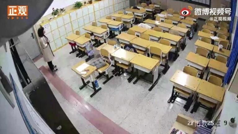 Merinding! Rekaman Guru Muda Ngajar Malam Tapi Tak Ada Siswa di Kelas, Endingnya Bikin Nangis