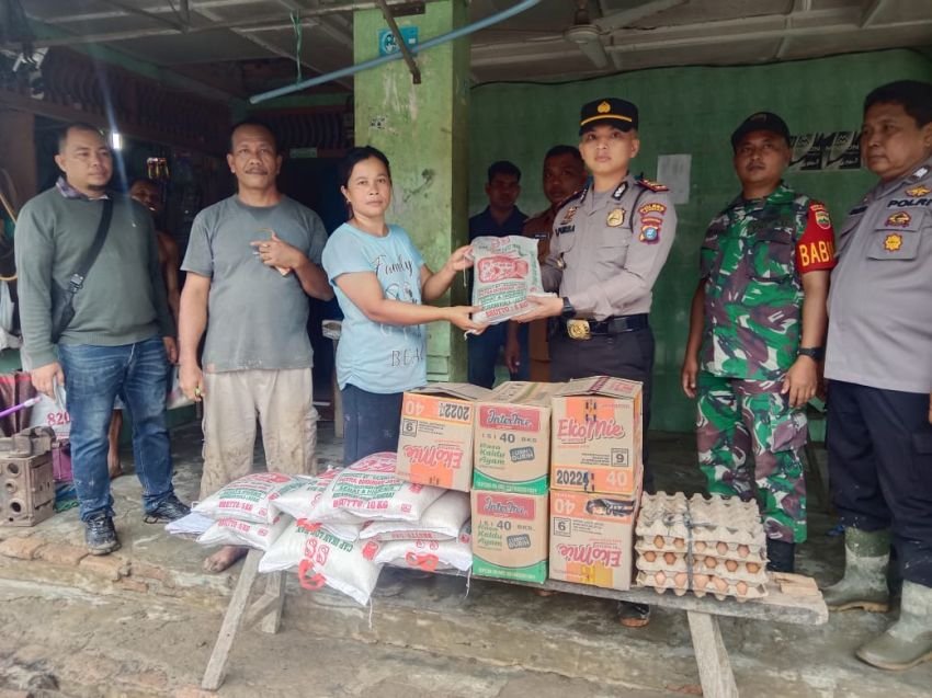 Peduli Warga Terdampak Banjir Bandang, Kapolsek Salapian Berikan Bantuan ke Warga