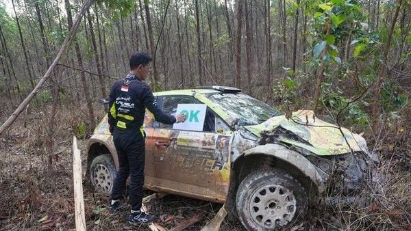 Mobil Eks Wagub Sumut Ringsek Usai Tabrak Batu saat Ikut Balapan APRC di Danau Toba