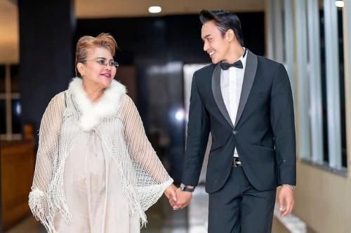 Wih,,! Ibunda Virgoun Pacari Berondong, Terpaut Usia 23 Tahun