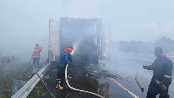 Truk Tronton Milik JNE Terbakar di Tol Pekanbaru - Dumai