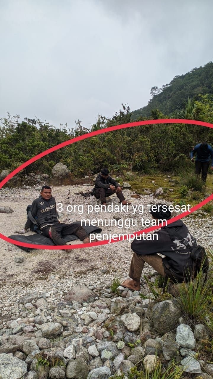 Tiga Pendaki Gunung Sibayak yang Tersesat Ditemukan Selamat