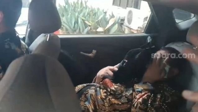 Tingkah Aneh Firli Bahuri, Kucing-kucingan dengan Wartawan di Bareskrim, Bersembunyi di Mobil Tutupi Muka Pakai Tas