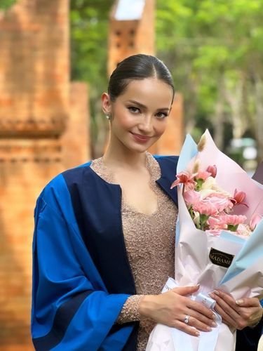 Enzy Storia Akhirnya Wisuda, Tepati Janji ke Ibu
