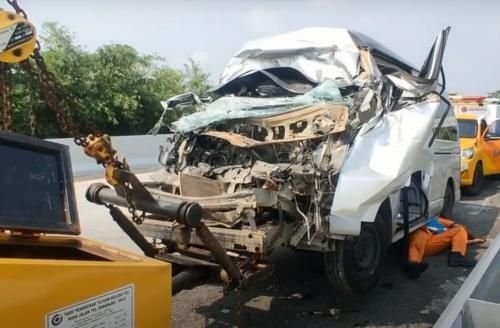Minibus Tabrak Truk di Tol Solo Semarang, 2 Tewas