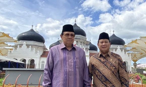 Momen Prabowo-SBY Foto Bareng di Depan Masjid Baiturrahman