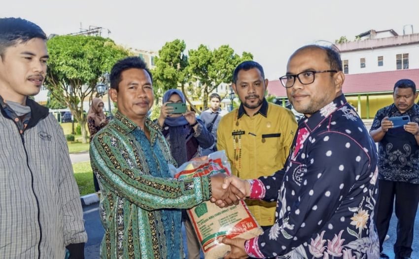 Pj Wali Kota Padangsidimpuan Serahkan Bantuan Bibit Padi Sawah Gemas El Nino
