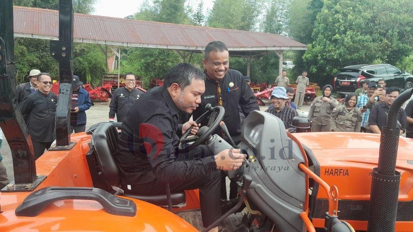 Serahkan Alsintan ke Koptan, Bupati Pakpak Bharat: Harus Bisa Meningkatkan Produktivitas Pertanian dan Kesejahteraan Petani