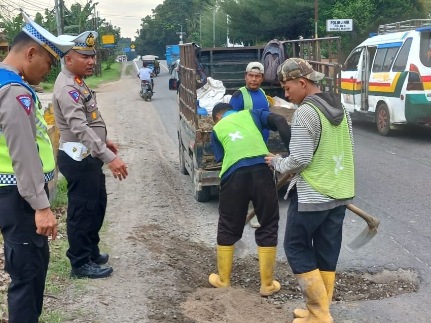 Antisipasi Kecelakaan,  Satlantas Polres Sergai Dipimpin AKP Andita Sitepu Timbun Jalan Berlubang