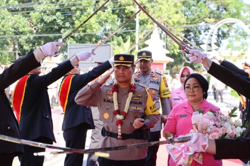 Jabat Kapolres Labuhanbatu, AKBP Dr Brenhard L Malau SIK MH Disambut Pedang Pora